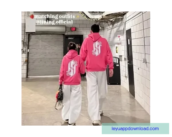 杨瀚森女友晒情侣同款粉色卫衣互动甜蜜 网友纷纷围观热议
